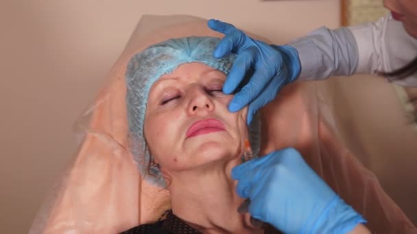De dokter injecteert onder de huid van de patiënten een drug met hyaluronzuur — Stockvideo