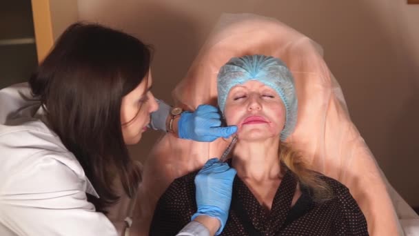 Cosmetólogo colitis toxina botulínica, líneas de marionetas, con el fin de eliminar las arrugas — Vídeo de stock