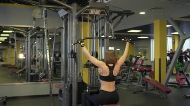 Etkin bir kadın spor göğüs kasları geliştirmek için çalışmaktadır.