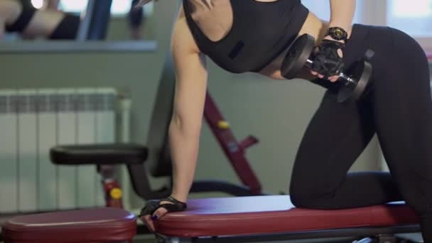 Entraîneur de fitness d'un club sportif secoue les muscles avec un haltère . — Video