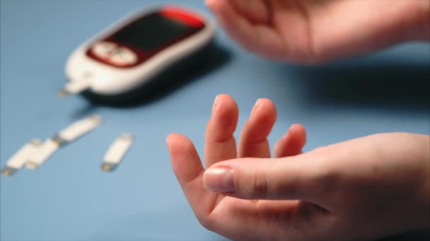 女作る血糖値をテストします。糖尿病の自己検査. — ストック動画