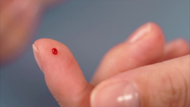 Lésion plaie sanguine du doigt et de la bandelette du patient diabétique .