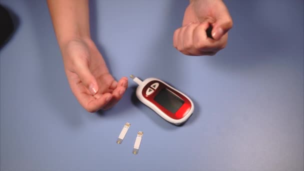 Auto-teste para diabetes. Mulher fazendo teste de açúcar no sangue . — Vídeo de Stock