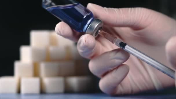 Concepto de diabetes. Cubos de azúcar y jeringa en ampolla de insulina — Vídeos de Stock