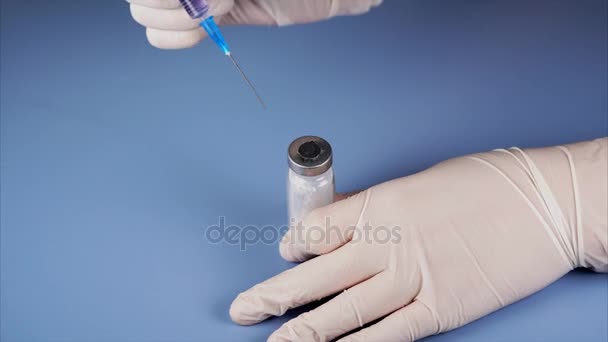 医生用注射器穿刺的安瓿盖子. — 图库视频影像