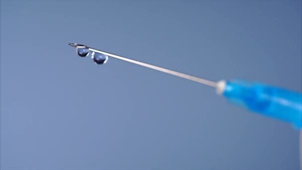 Médicament fuyant d'une seringue .