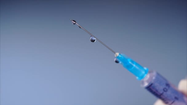 Le médicament fuit d'une seringue .