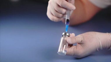 Tıp karıştırma. Şırınga ile kapak ambalajlarda piercing doktor.
