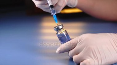 Tıp karıştırma. İlaçların ampül şırınga ile oyuncak hemşire.