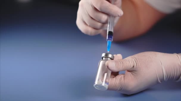 Blandning av medicin. Läkare piercing locket på ampullen med spruta. — Stockvideo