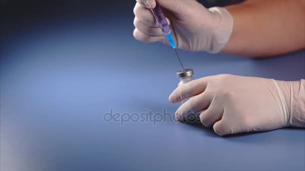 Mezcla de medicamentos. Doctor perforando la tapa de la ampolla con jeringa . — Vídeo de stock