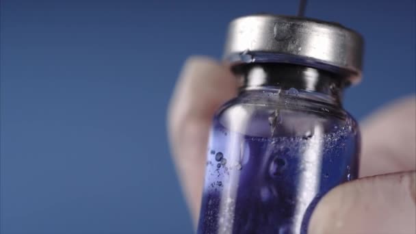 Mixing of medicine. Syringe squirting into ampoule of medicines — Stock Video