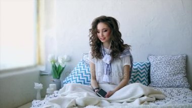 Genç kadın kulaklıklar smartphone cep telefonu ile romantik müzik dinlemek.