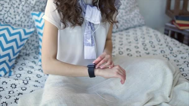 Gros plan des mains des adolescents qui vérifient les battements de cœur sur une montre intelligente . — Video