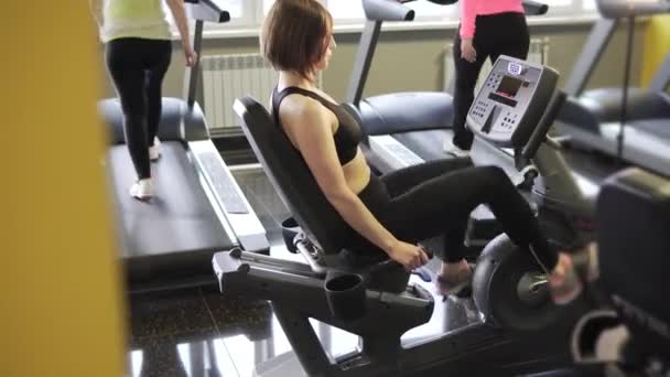 Peu de femmes sont engagées dans la remise en forme cardiovasculaire pour maintenir la forme physique . — Video