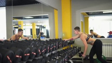 Atlet pazı, triceps ve sırt kaslarını güçlendirmek için egzersizler yapar.