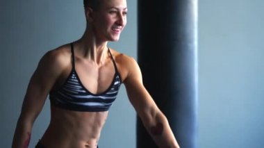 Spor kadın asansörleri ağırlık, nefes vurgu yerleştirme