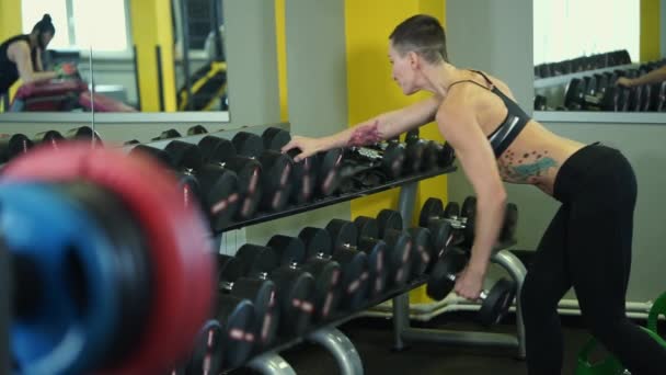 Treinador de fitness faz exercícios para o desenvolvimento do complexo de ombros . — Vídeo de Stock