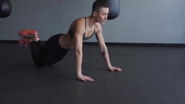 Спортивная женщина делает отжимания с колен . — стоковое видео