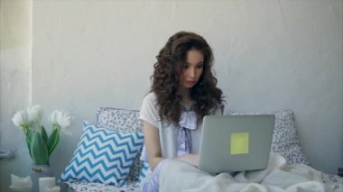Son zamanlarda uyandı bir yetişkin kız mail laptop denetler.