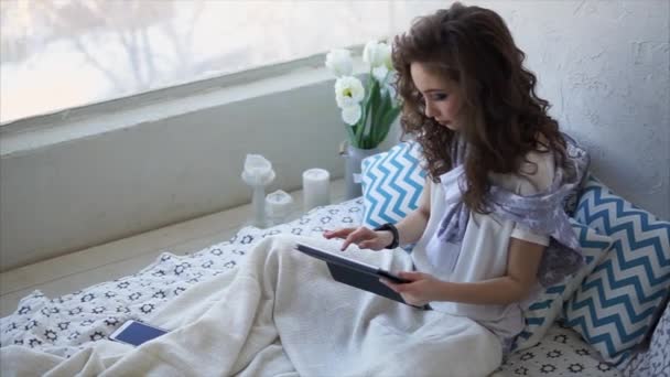 Junge Mode-Bloggerin arbeitet zu Hause im Internet auf einem tragbaren Tablet. — Stockvideo
