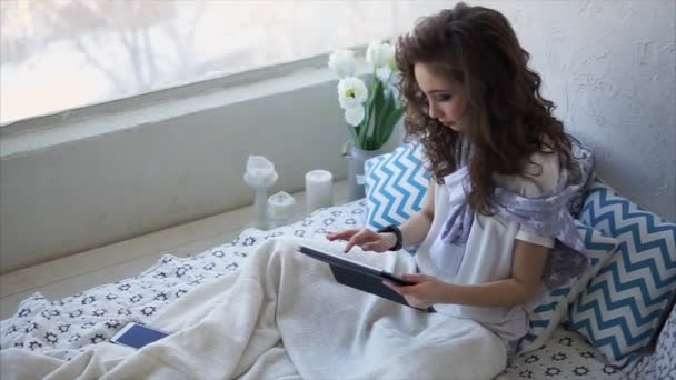 Jonge fashion blogger werken thuis op het Internet op een draagbare tablet. — Stockvideo