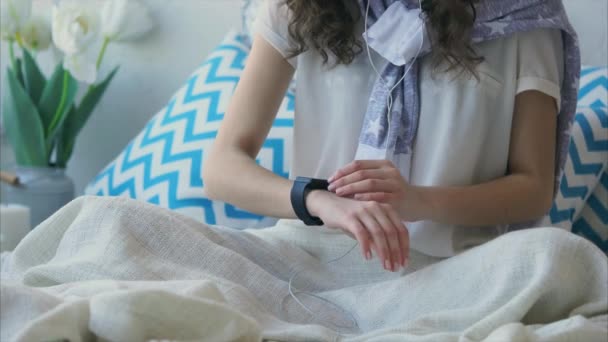 Close-up shot van de handen van de vrouw, die controleert de afdruk op een slimme horloge. — Stockvideo