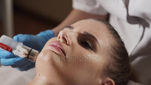 Schoonheidsspecialiste womans gezicht voorbereiden op een niet-injectie Mesotherapie behandeling. — Stockvideo