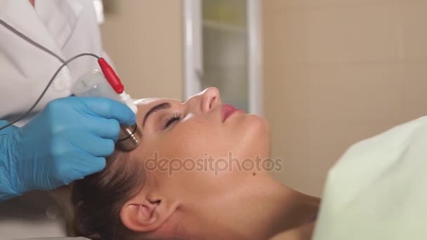 Esteticista preparando a face das mulheres para um tratamento de mesoterapia sem injeção . — Vídeo de Stock