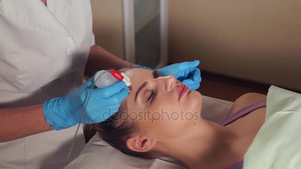 Косметолог готовит женское лицо для лечения мезотерапии без инъекций . — стоковое видео