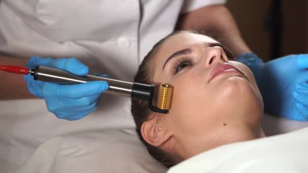 Femme dans le salon de spa obtenir procédure de rajeunissement du visage. Mésoporation . — Video