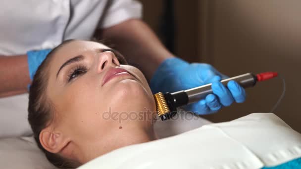 Mesoporation förfarande. Kvinna på kosmetolog. — Stockvideo
