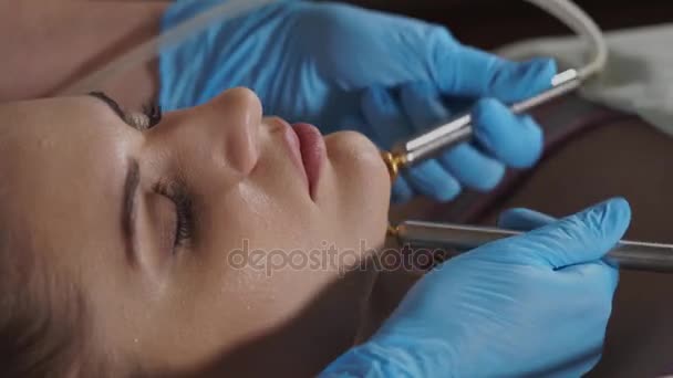 Mujer recibiendo oxigenoterapia en un salón de belleza . — Vídeos de Stock