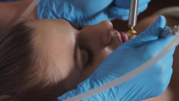 Γυναίκα να πάρει προσώπου αναζωογονητική θεραπεία. Διαδικασία του βιο φυσικού αερίου οξυγόνου. — Αρχείο Βίντεο