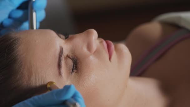 Donna che ottiene l'ossigenoterapia in un salone di bellezza . — Video Stock