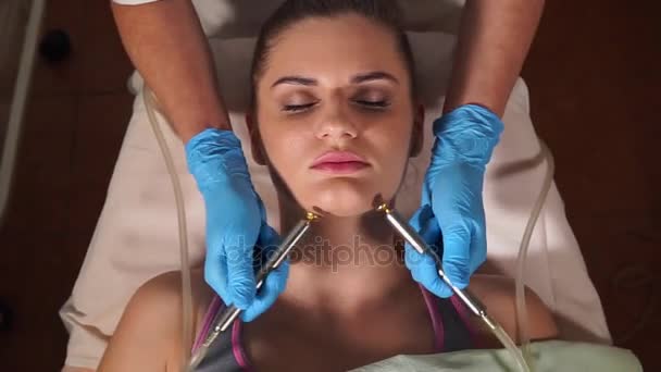 Paciente femenina en el salón de belleza. Procedimiento de rejuvenecimiento facial con oxígeno biológico . — Vídeo de stock