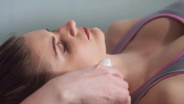 Woman at the beautician. Hardware cosmetological procedure. LPG vacuum massage — Stock Video