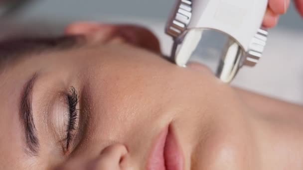 Facial Lpg vacuüm massagetherapie. Vrouw patiënt. — Stockvideo