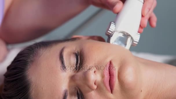 Terapii masażu próżniowego twarzy Lpg. Kobieta pacjenta. — Wideo stockowe