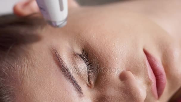 Procédure de revitalisation. Massage sous vide GPL facial dans un salon de beauté . — Video