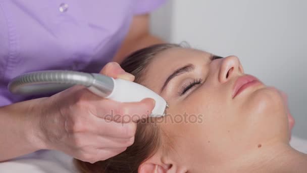 Bellezza ringiovanimento GPL massaggio sottovuoto. Donna paziente . — Video Stock