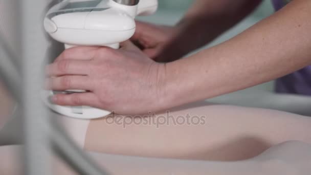 Donna che ottiene il massaggio sottovuoto GPL sulle gambe nel salone di bellezza . — Video Stock