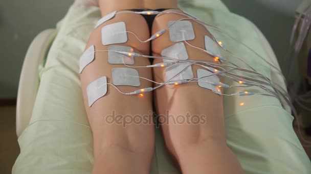 Dame in der Elektrostimulationstherapie. Elektro-Bio-Stimulation der Beine. — Stockvideo