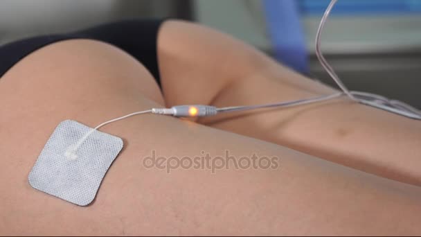 Tratamiento de electroestimulación en salón de belleza. Rejuvenecer la terapia — Vídeo de stock