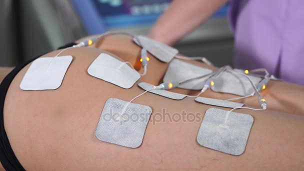 Dama en terapia de electroestimulación. Electro bio estimulación de trasero . — Vídeo de stock