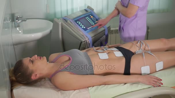 Видео стимуляции женщины. Женщина на родильном столе. Электростимуляция вагины. Чрескожная электронейростимуляция в родах. Видео стимуляции женщины.