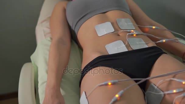 Frau bei der Kosmetikerin. Hardware zur Elektrostimulation. — Stockvideo