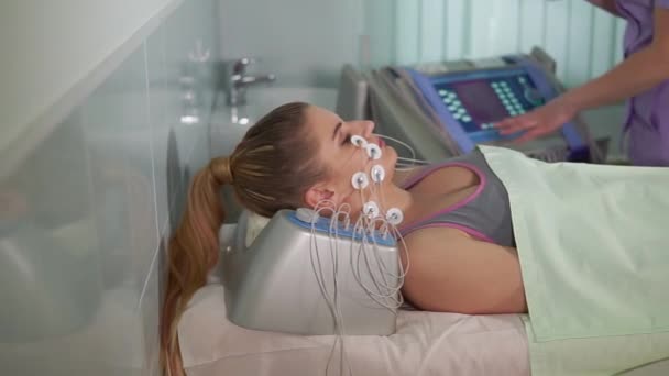 Skönhetsbehandling. Kvinna att få ansiktsbehandling electro stimulering. — Stockvideo