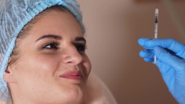Paziente donna nel salone di bellezza. Cosmetologia per iniezione . — Video Stock