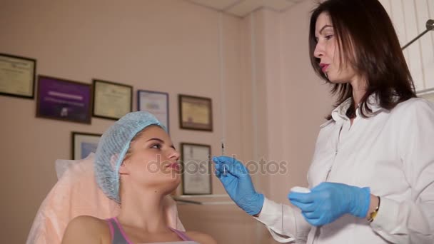 Медсестра з шприцом і терпляча жінка. Консультація . — стокове відео